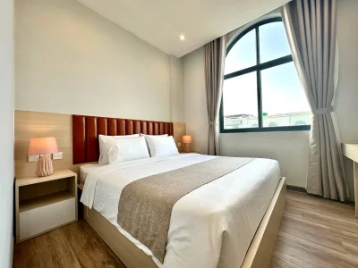 B2 Standard King Room with Window