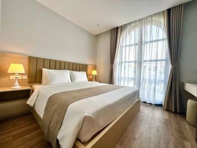 B6 King Room with Balcony And City View